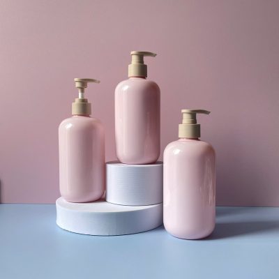 Chai nhựa PET hồng tròn với vòi nhấn sóng nâu nhám 500ml sử dụng nắp fi28