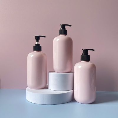 Chai nhựa PET hồng tròn với vòi nhấn sóng sọc đen 500ml sử dụng nắp fi28