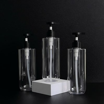 Chai nhựa PET trong suốt vai ngang đáy bầu vòi nhấn dẹp đen nhám với dung tích 500ml fi28 tiện lợi