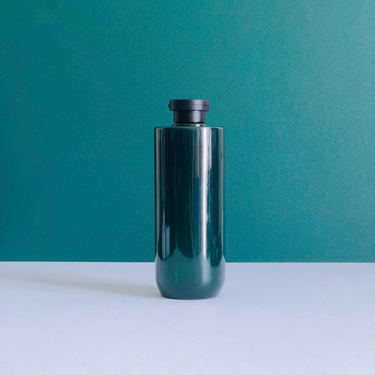 chai-pet-xanh-ngoc-vai-ngang-nap-bat-den-nham-500ml-1 chai pet xanh ngoc vai ngang nap bat den nham 500ml 1