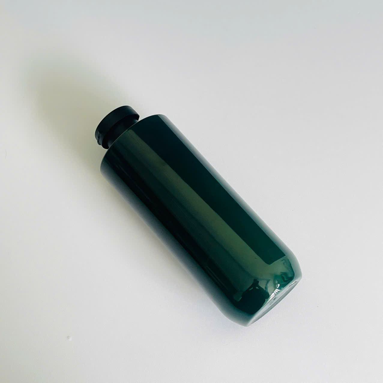 chai-pet-xanh-ngoc-vai-ngang-nap-bat-den-nham-500ml-3 chai pet xanh ngoc vai ngang nap bat den nham 500ml 3