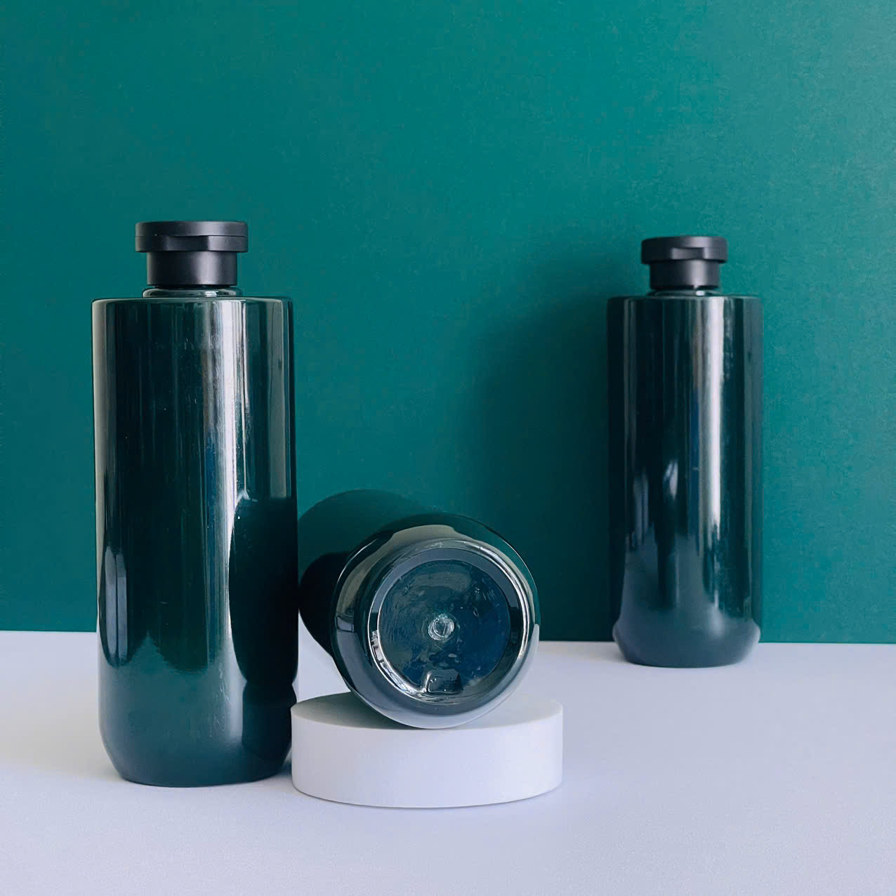 chai-pet-xanh-ngoc-vai-ngang-nap-bat-den-nham-500ml-8 chai pet xanh ngoc vai ngang nap bat den nham 500ml 8