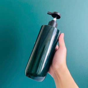 chai pet xanh ngoc vai ngang voi nhan den nham 500ml 1