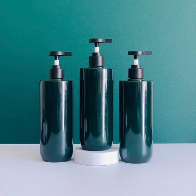 Chai nhựa PET xanh ngọc vai ngang đáy bầu 500ml với vòi nhấn dẹp đen fi28 tiện lợi