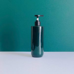 chai pet xanh ngoc vai ngang voi nhan den nham 500ml 4