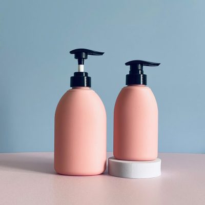 Chai nhựa HDPE hồng vai bầu tròn 350ml, 500ml vòi nhấn sóng sử dùng nắp fi33 chuyên dụng