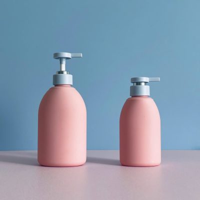 Chai nhựa HDPE hồng vai bầu tròn 350ml, 500ml vòi nhấn bằng xanh sử dùng nắp fi33 chuyên dụng