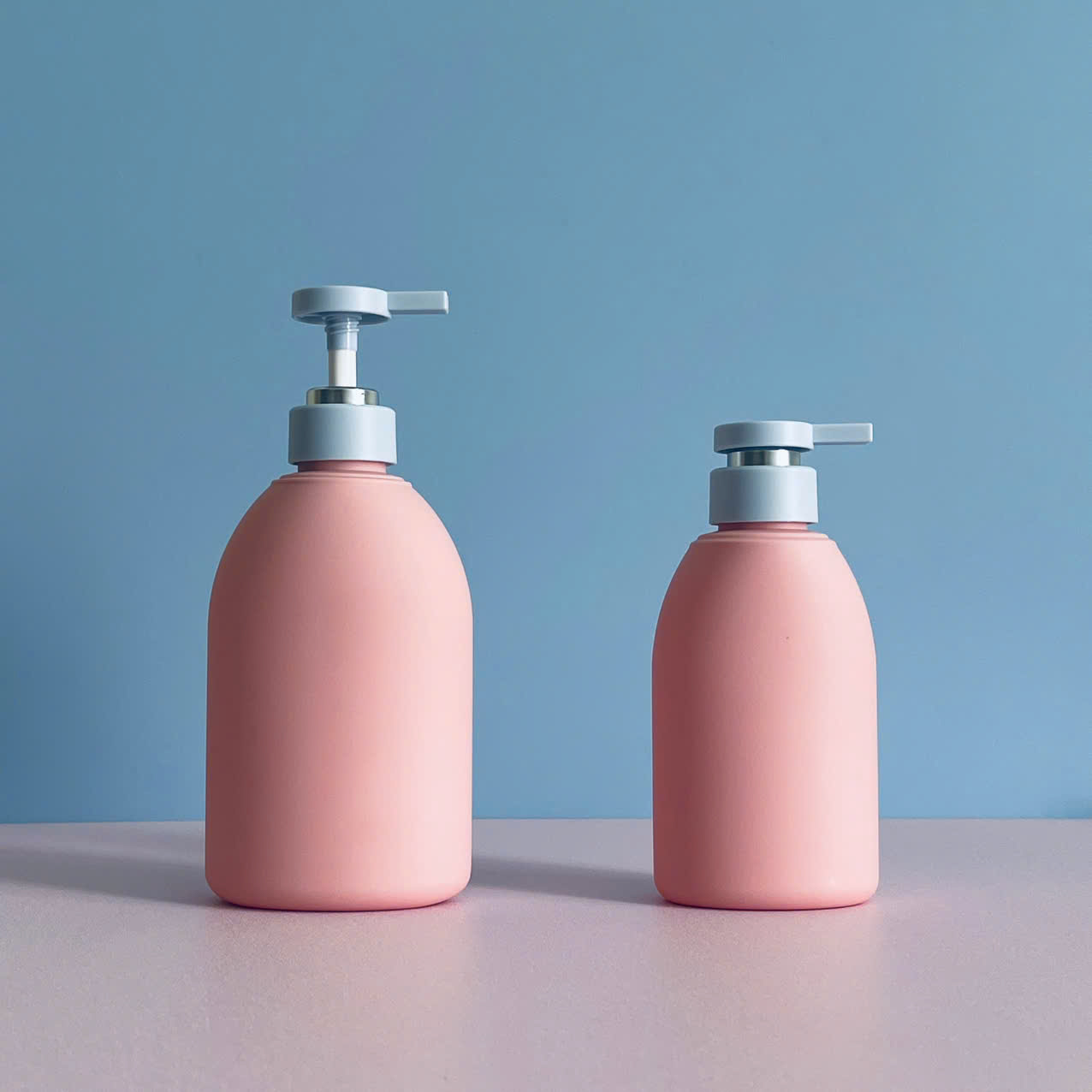 z6569557563167_d142863c6c5912ab428c90e14b5f9091 Chai nhựa HDPE hồng vai bầu tròn 350ml, 500ml vòi nhấn bằng xanh sử dùng nắp fi33 chuyên dụng