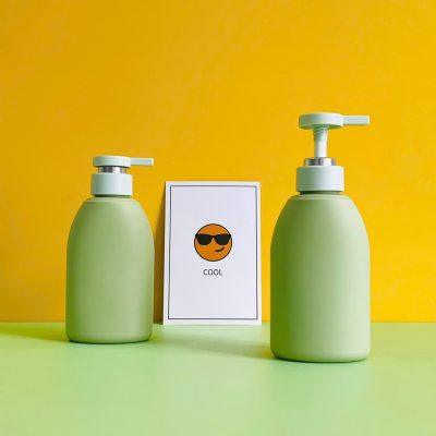 Chai nhựa HDPE xanh lá vai bầu tròn 350ml, 500ml vòi nhấn bằng xanh mint sử dùng nắp fi33