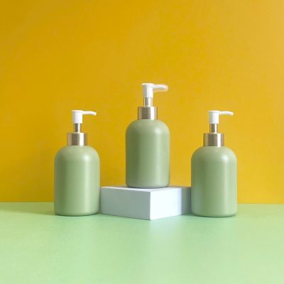 Chai nhựa HDPE xanh lá tròn lùn với vòi nhấn sóng trắng 300ml sử dùng nắp f28 chuyên dụng