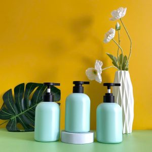 Chai nhựa HDPE xanh mint tròn lùn với vòi nhấn dẹp bằng đen nhám 300ml sử dùng nắp f28