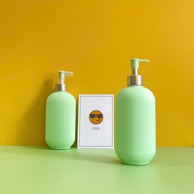 Chai nhựa HDPE xanh hình trụ 500ml với vòi nhấn sóng tròn xanh lá sử dụng nắp fi28 chuyên dụng