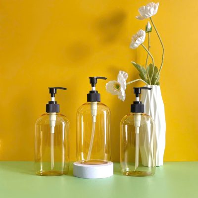 Chai nhựa PET vàng trong tròn 500ml với vòi nhấn sóng đen sọc sử dụng nắp fi28 chuyên dụng