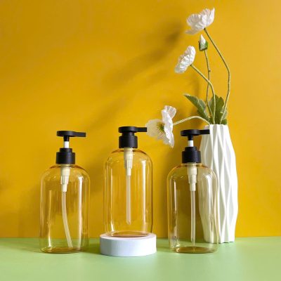 Chai nhựa PET vàng trong tròn 500ml với vòi nhấn dẹp bằng đen sử dụng nắp fi28 chuyên dụng
