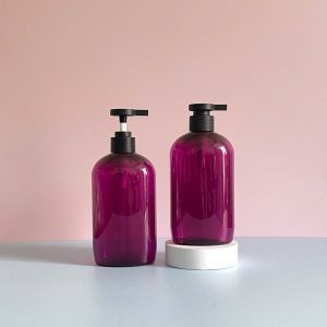 Chai nhựa PET tím trong tròn 500ml vòi nhấn dẹp bằng đen nhám sử dụng nắp fi28